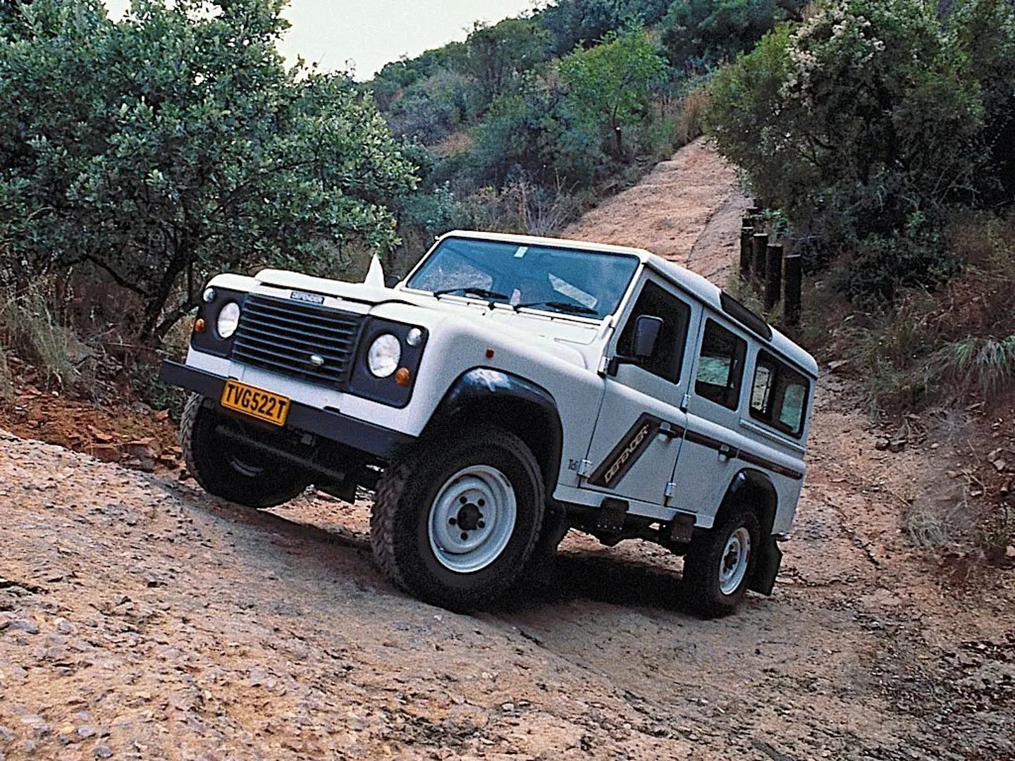 Land Rover_Defender_1_generation__SUV_5-doors__3.jpg