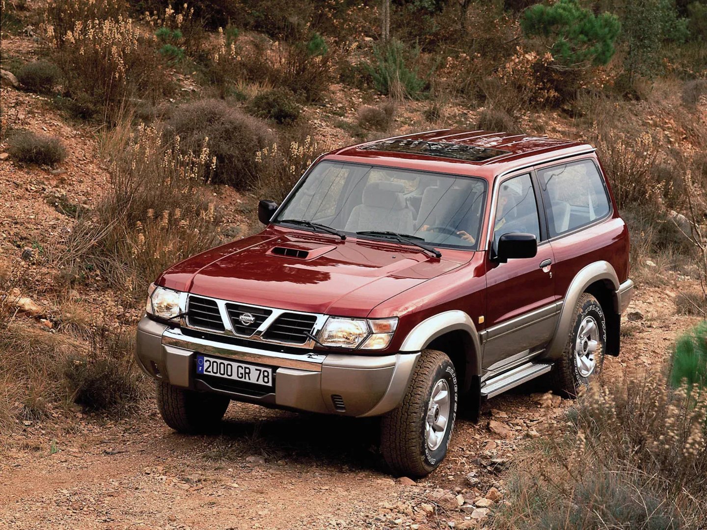 Nissan_Patrol_5_generation__SUV_3-doors__2.jpg