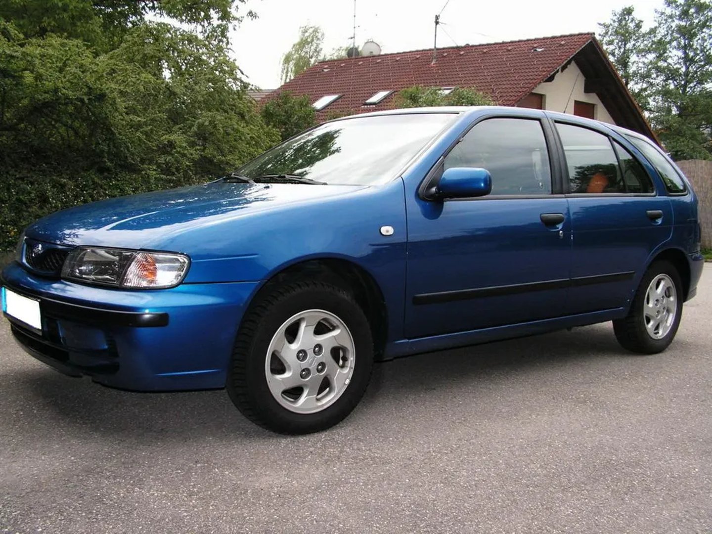 Nissan_Almera_1_generation__Hatchback_5-door__2.jpg