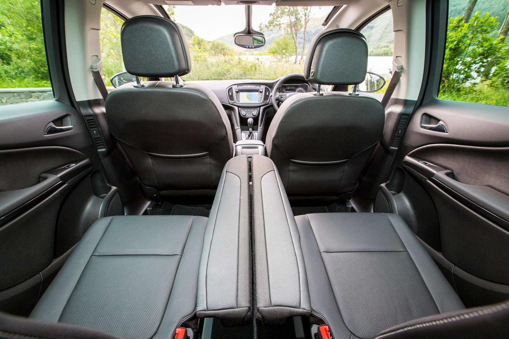vauxhall_Zafira_3_generation_restyling__Minivan__14.jpg