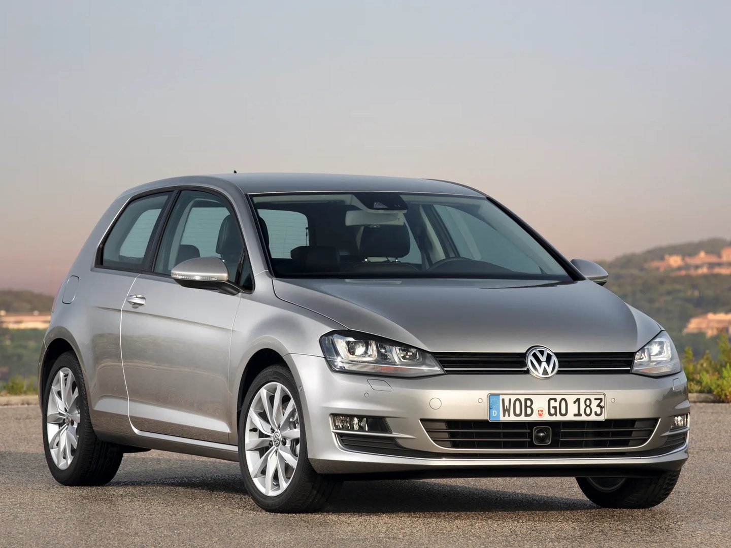 Volkswagen_Golf_7_generation__Hatchback_3-door__7.jpg