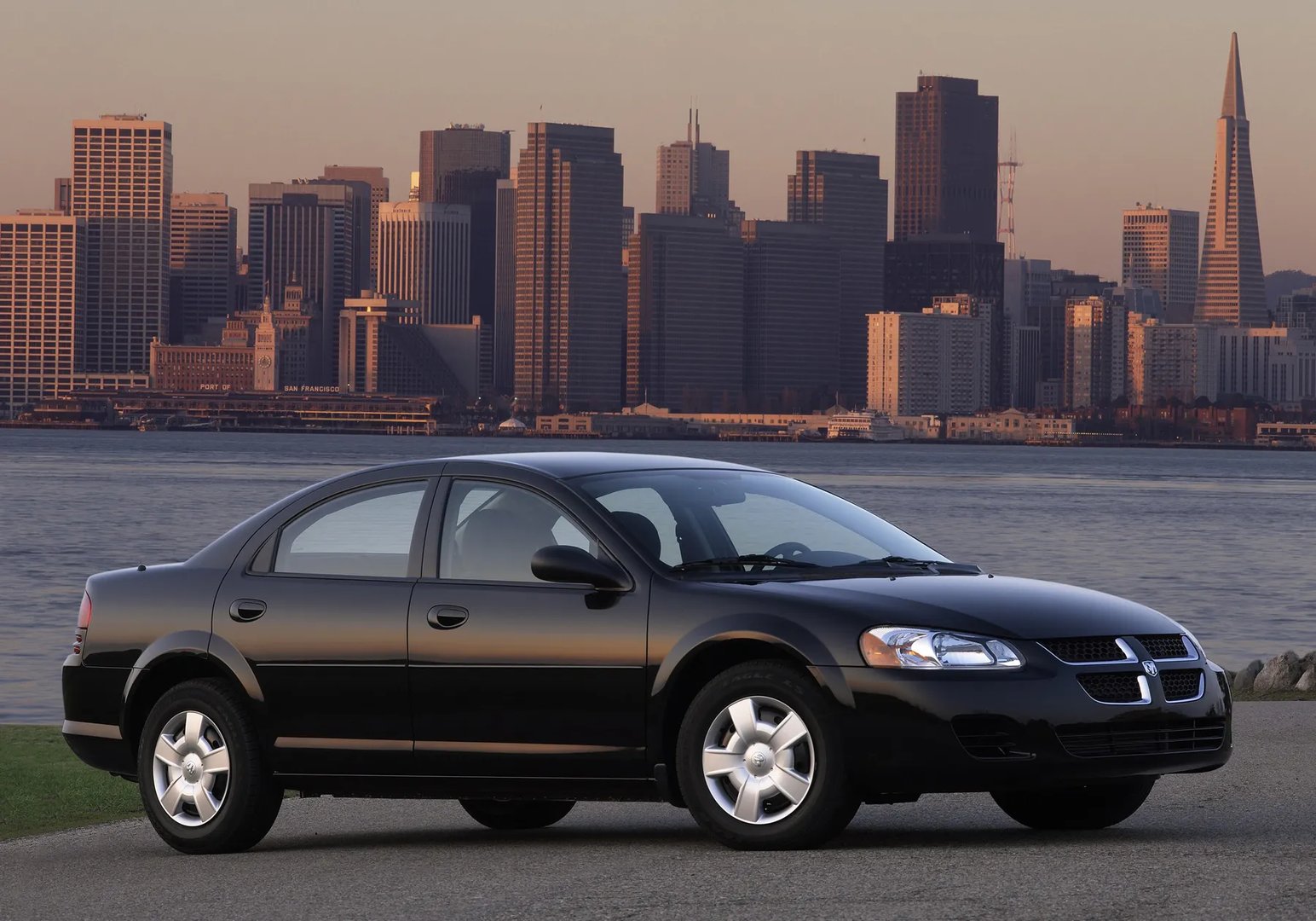 Dodge_Stratus_2_generation_restyling__Sedan__2.jpg