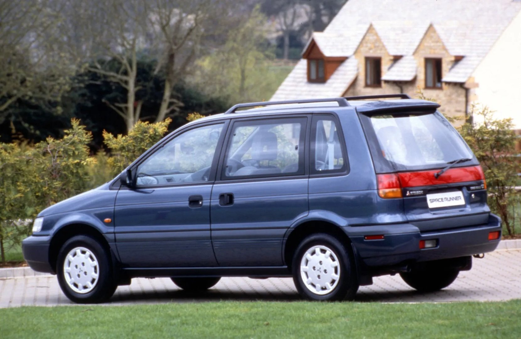 Mitsubishi_Space_Runner_1_generation__Compact_Van__3.jpg