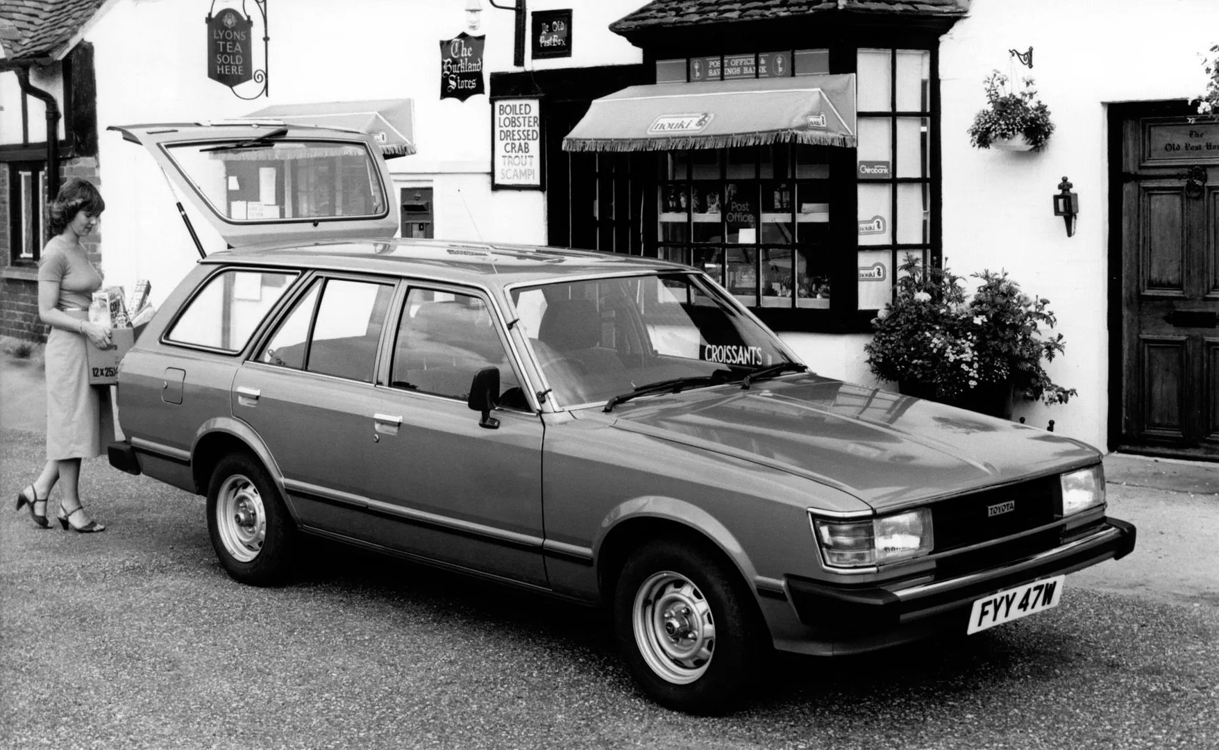 Toyota_Carina_2_generation__Estate_5-door__4.jpg