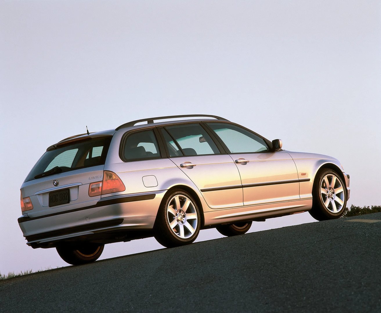 BMW_3_series_4_generation__Estate_5-door__4.jpg