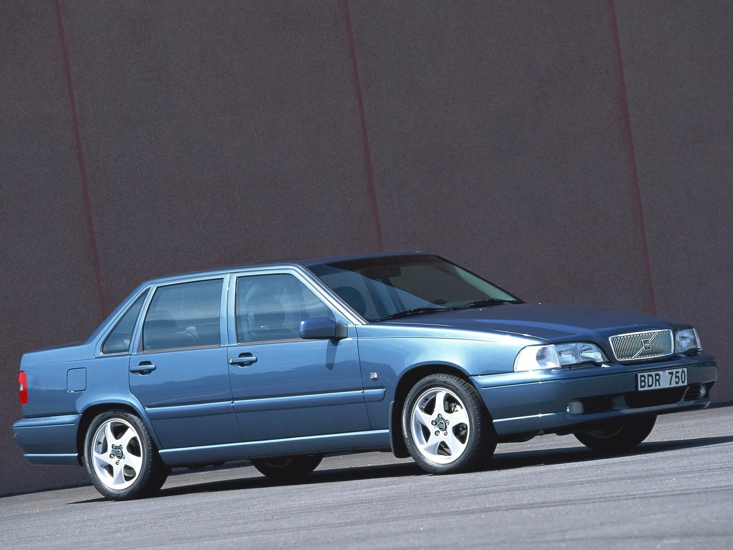 Volvo_S70_1_generation__Sedan__4.jpg