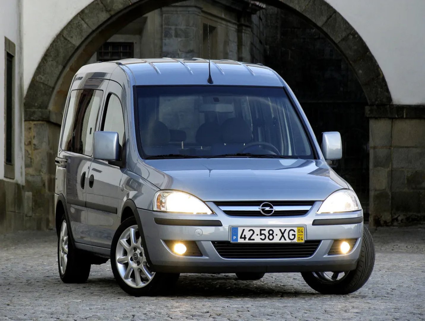 Opel_Combo_3_generation_restyling__Compact_Van__1.jpg