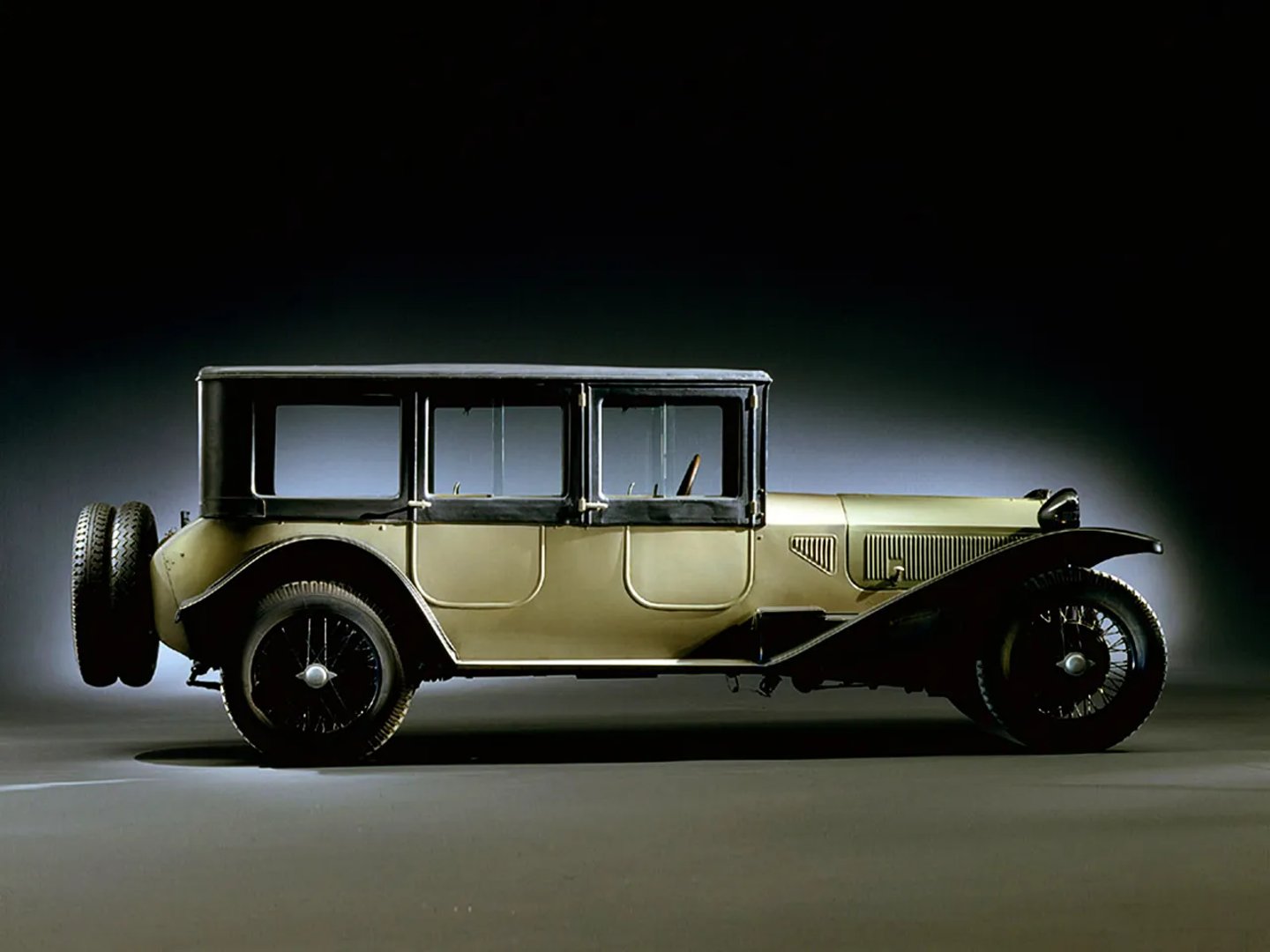 Lancia_Lambda_1_generation__Sedan__1.jpg