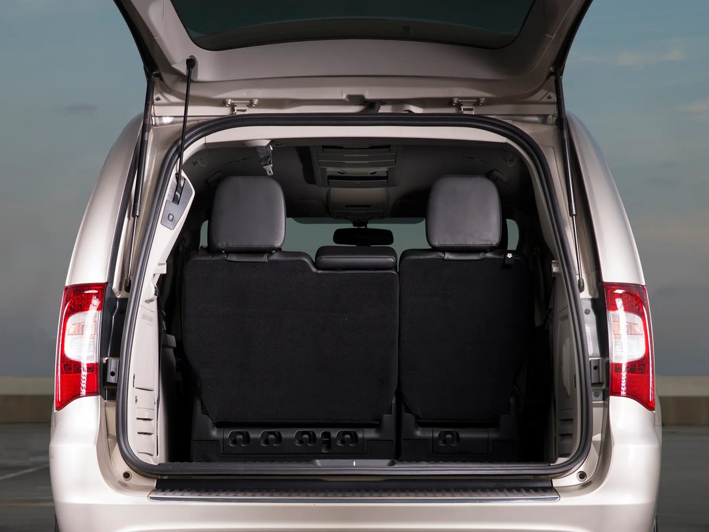 Chrysler_Grand_Voyager_5_generation_restyling__Minivan__11.jpg