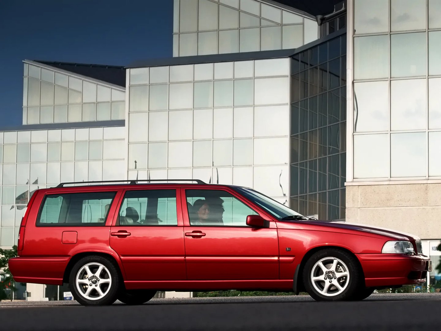 Volvo_V70_1_generation__Estate_5-door__8.jpg