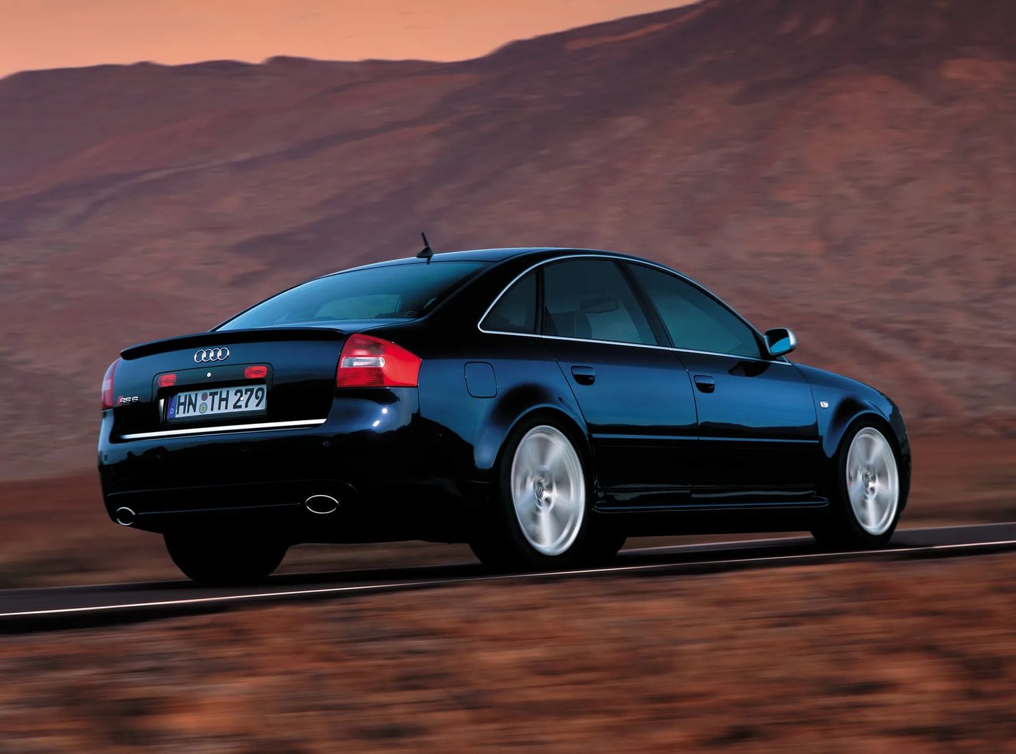 Audi_RS6_1_generation__Sedan__9.jpg