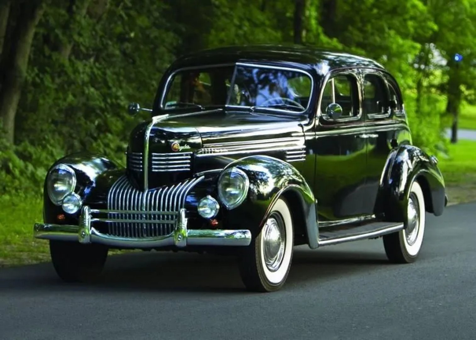Chrysler_New_Yorker_1_generation__Sedan__1.jpg