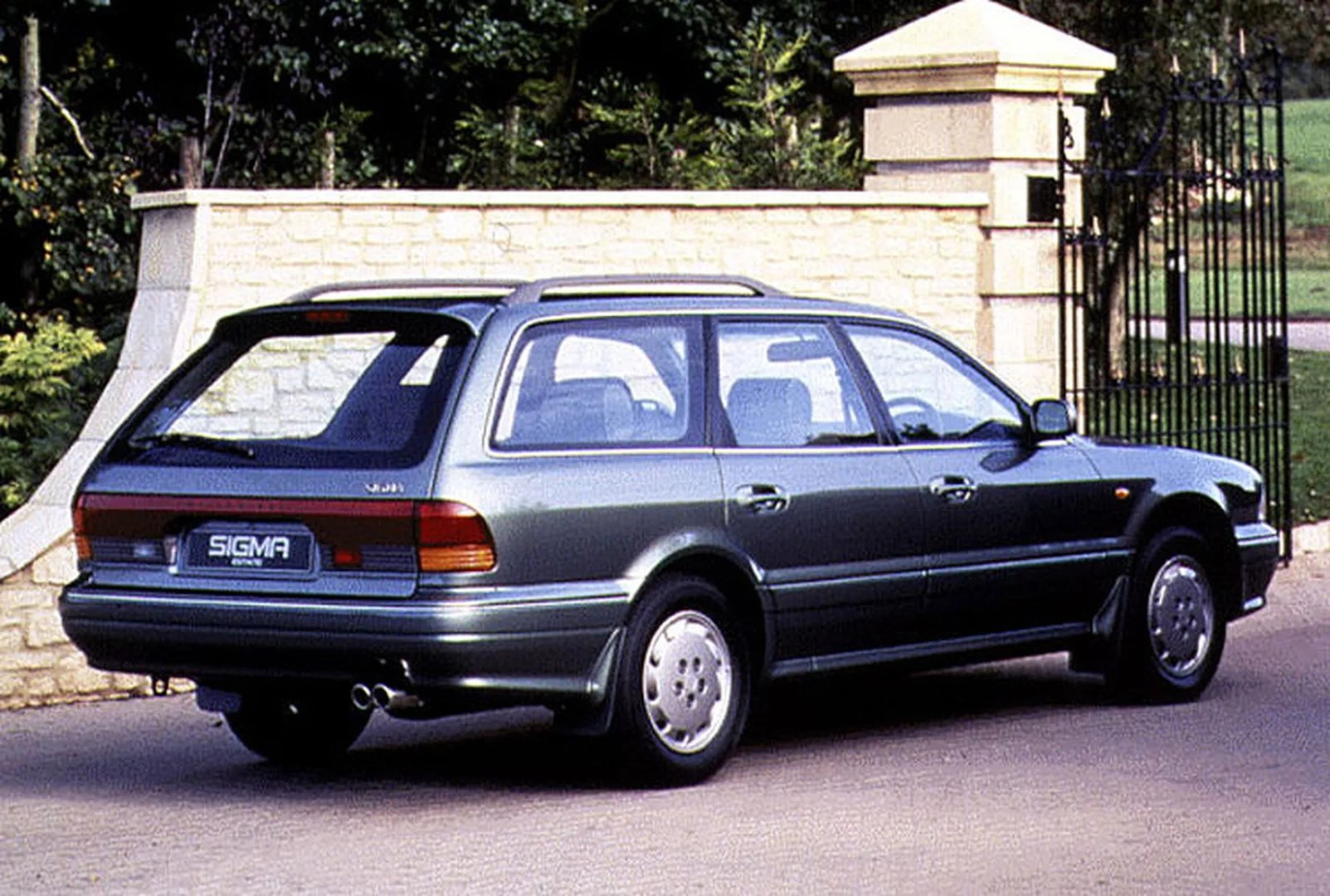 Mitsubishi_Sigma_1_generation__Estate_5-door__4.jpg