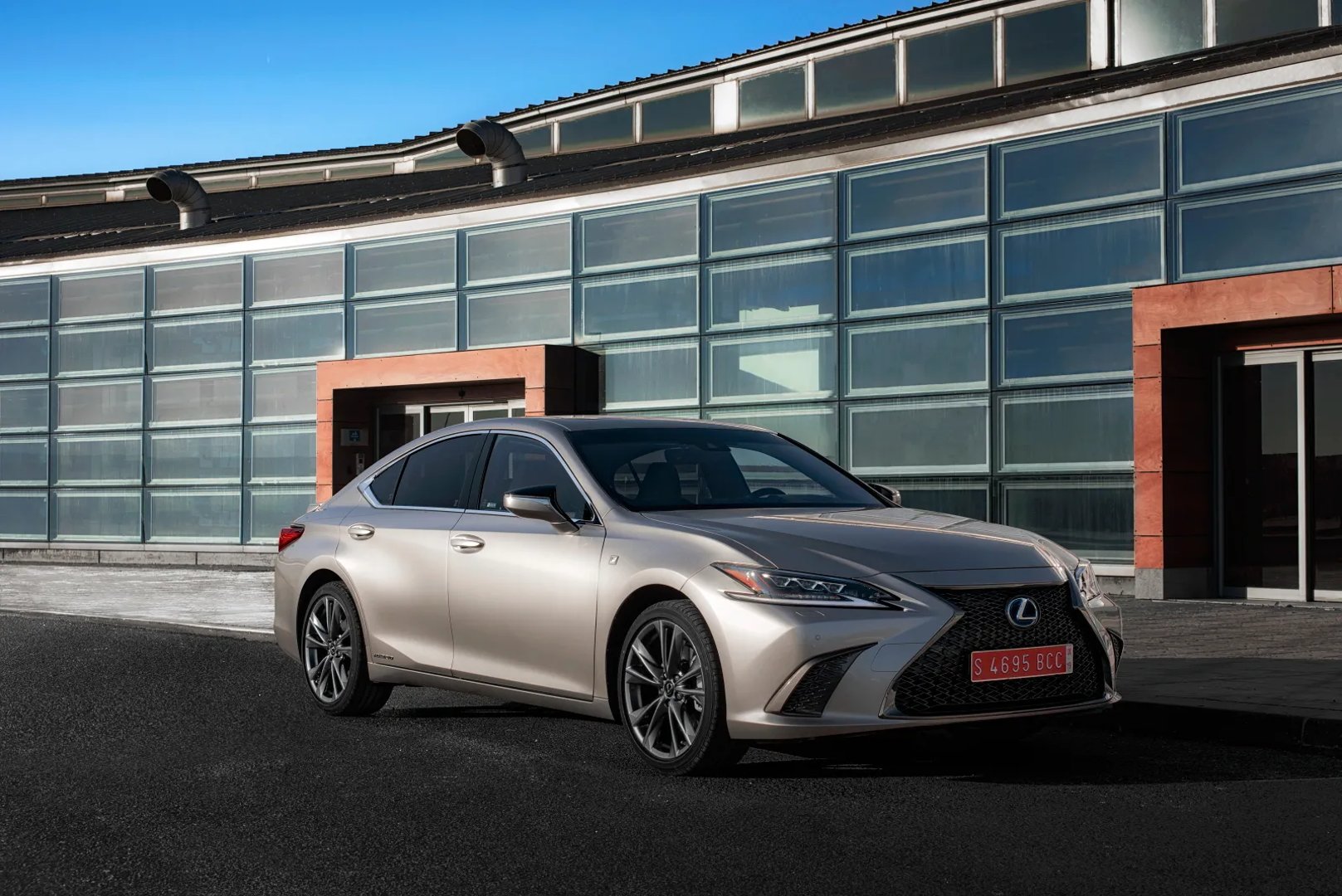 Lexus_ES_7_generation__Sedan__3.jpg