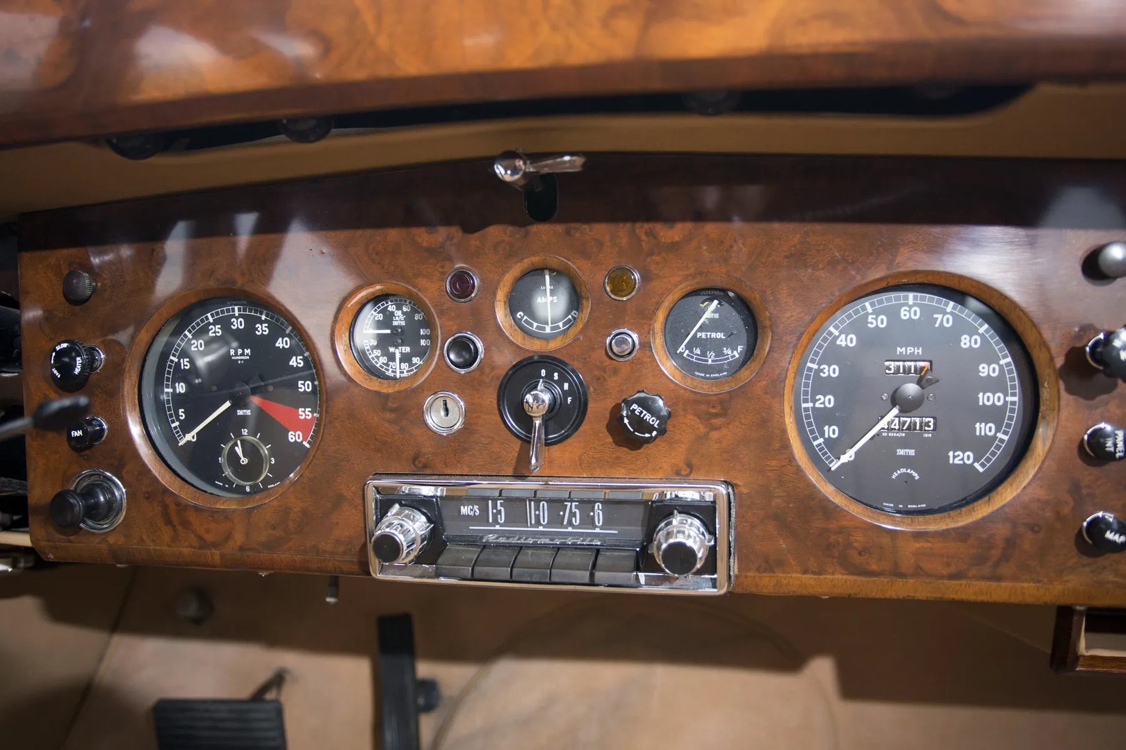 Jaguar_Mark_IX_1_generation__Sedan__8.jpg