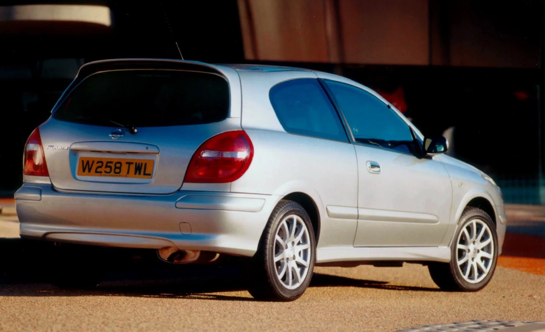Nissan_Almera_2_generation__Hatchback_3-door__1.jpg