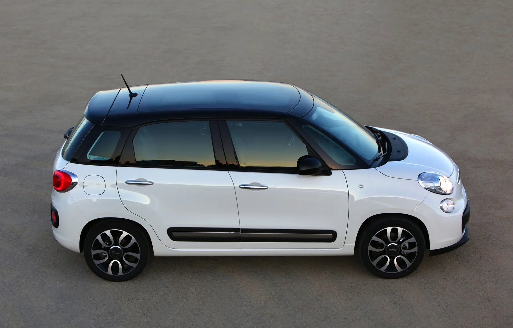 Fiat_500L_1_generation__Compact_Van__7.jpg
