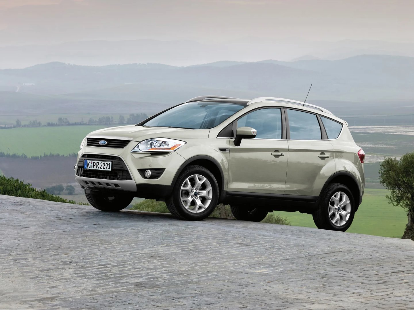 Ford_Kuga_1_generation__SUV_5-doors__6.jpg
