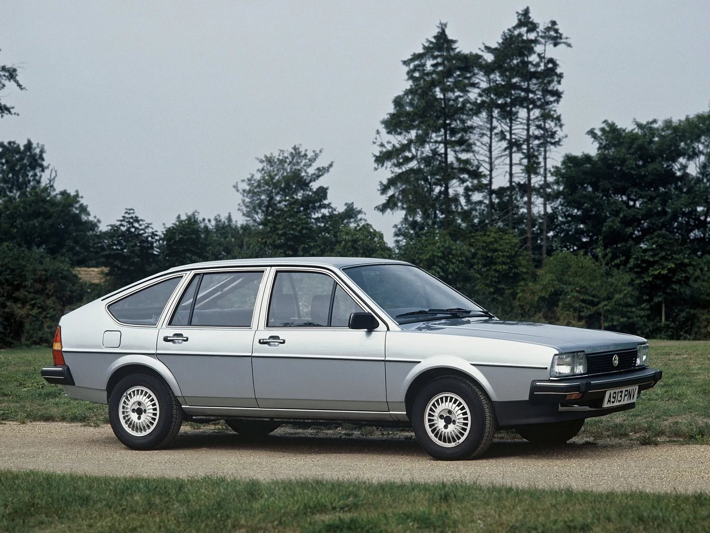 Volkswagen_Passat_2_generation__Hatchback_5-door__7.jpg