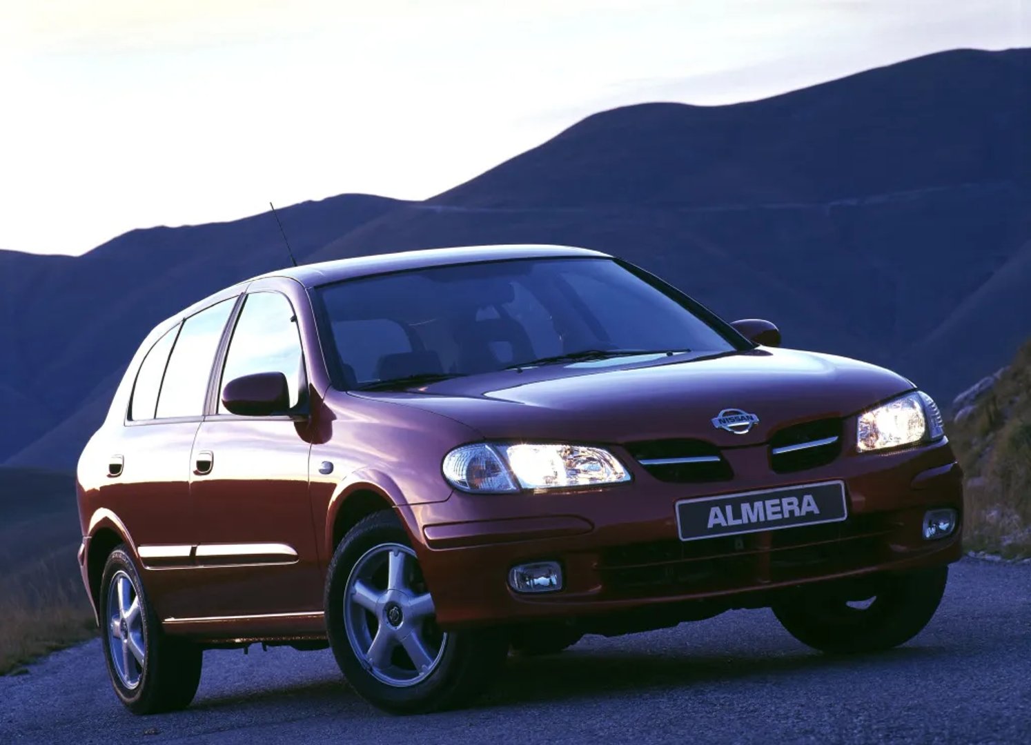 Nissan_Almera_2_generation__Hatchback_5-door__3.jpg