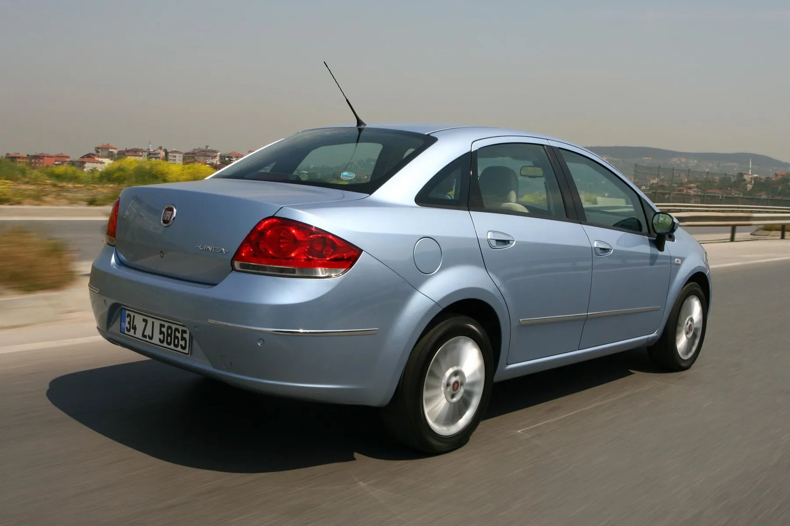 Fiat_Linea_1_generation__Sedan__8.jpg