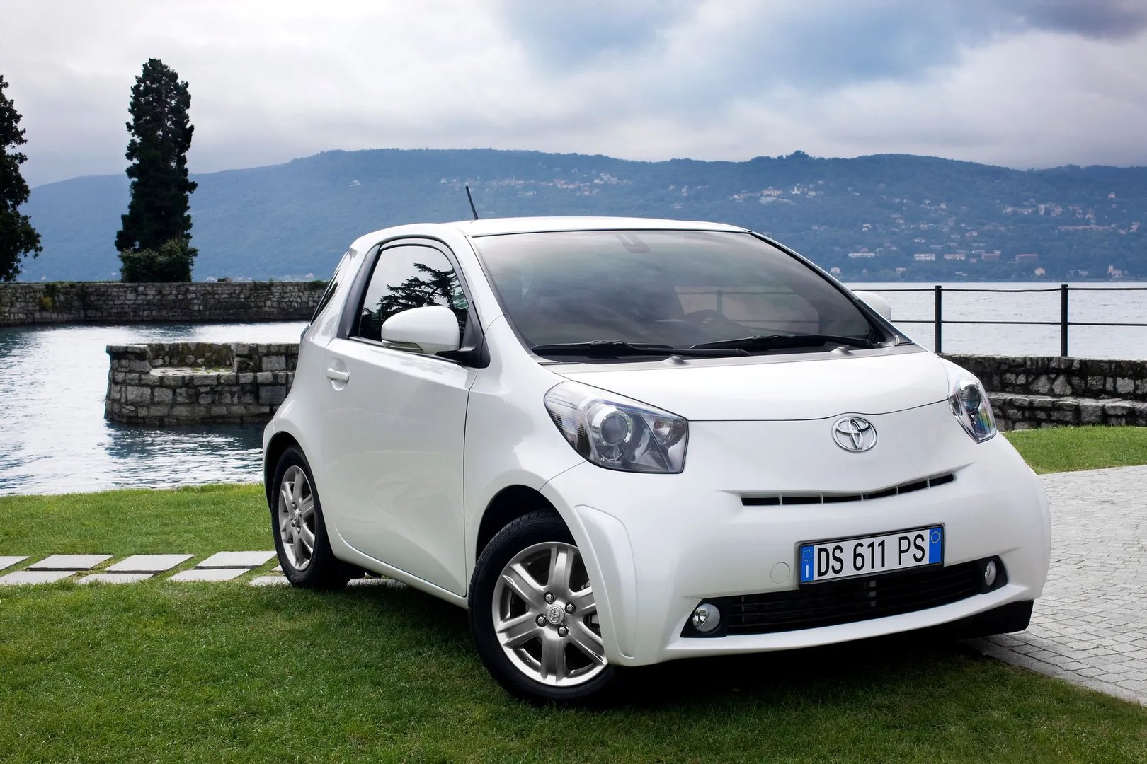 Toyota_iQ_1_generation__Mini_3-doors__9.jpg
