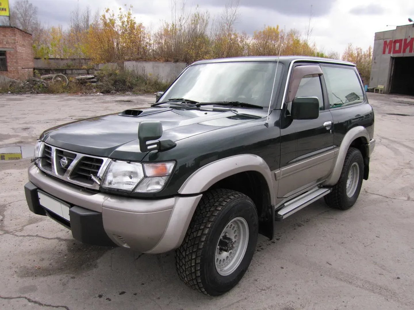 Nissan_Safari_5_generation__SUV_3-doors__2.jpg