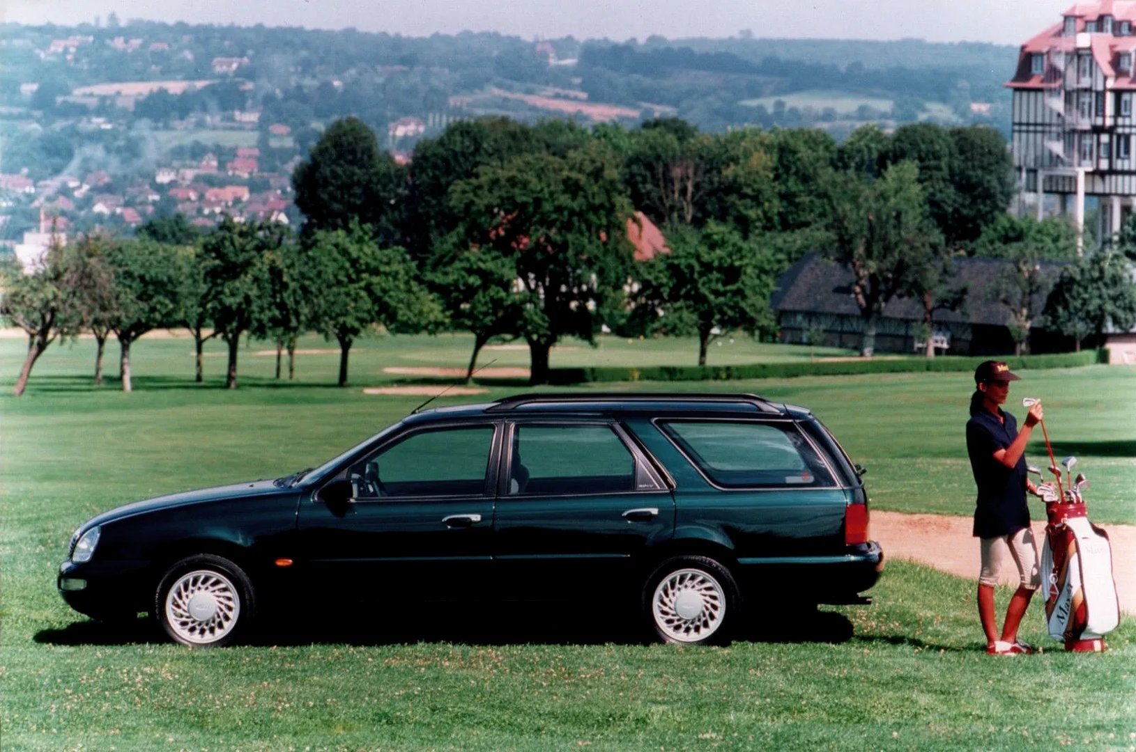 Ford_Scorpio_2_generation__Estate_5-door__2.jpg