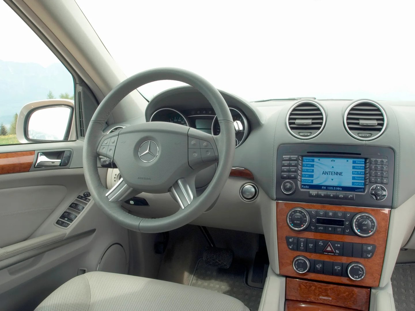 Mercedes_GL-Class_1_generation__SUV_5-doors__12.jpg