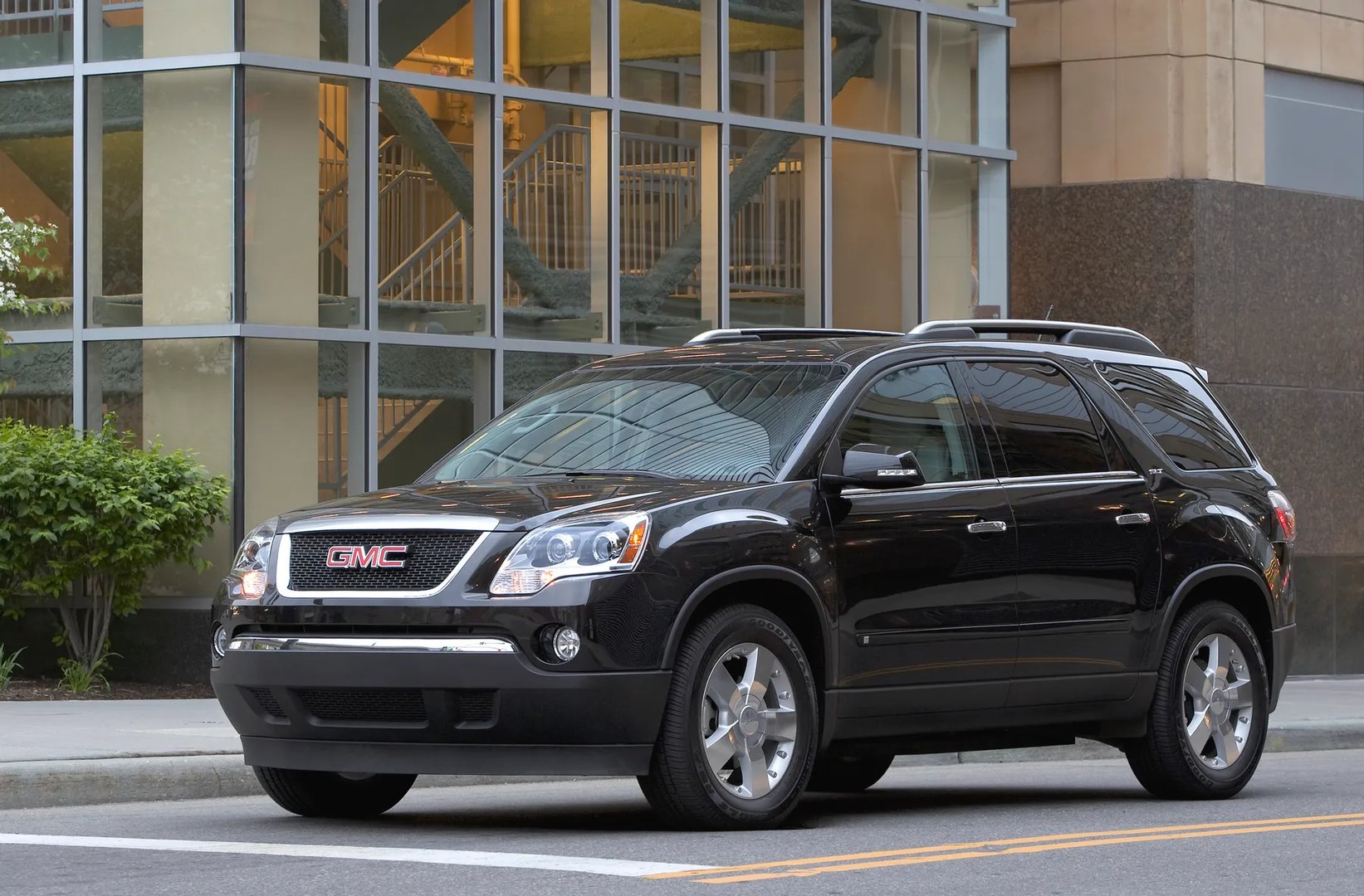 GMC_Acadia_1_generation__SUV_5-doors__2.jpg