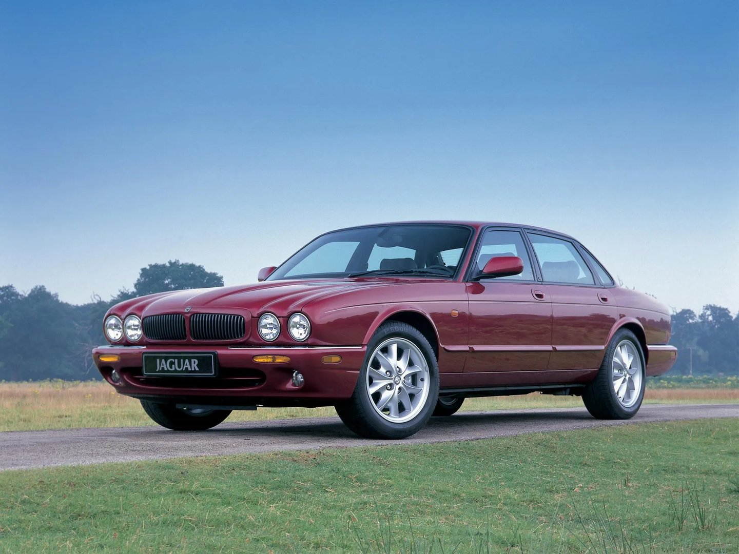 Jaguar_XJ_2_generation_restyling_2__Sedan__2.jpg