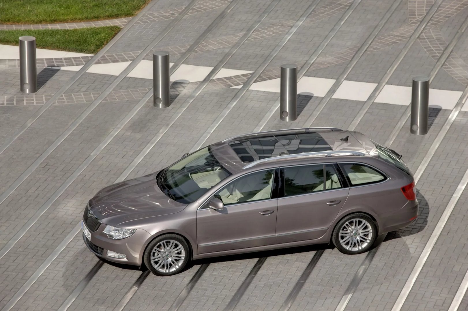 Skoda_Superb_2_generation__Estate_5-door__3.jpg