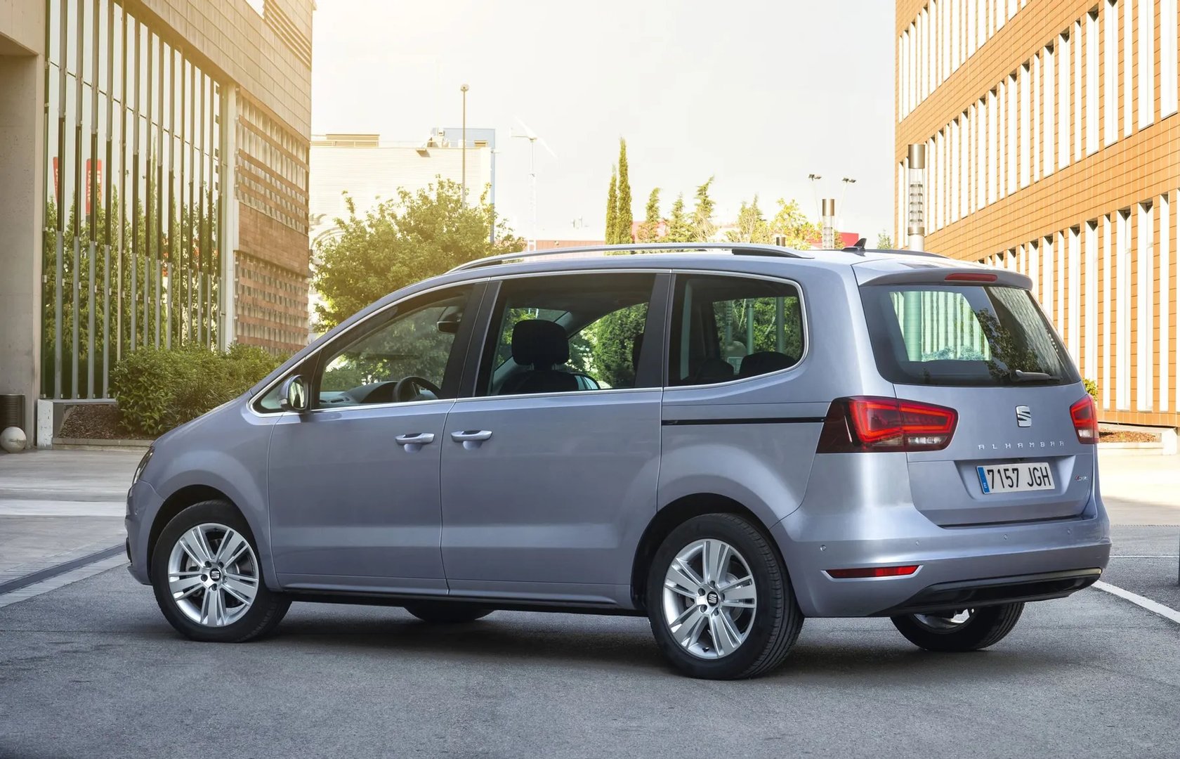 SEAT_Alhambra_2_generation_restyling__Minivan__10.jpg
