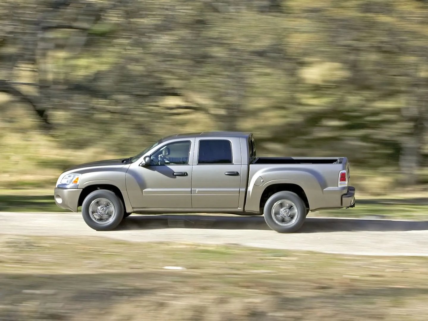 Mitsubishi_Raider_1_generation__Pickup_double-cab__4.jpg