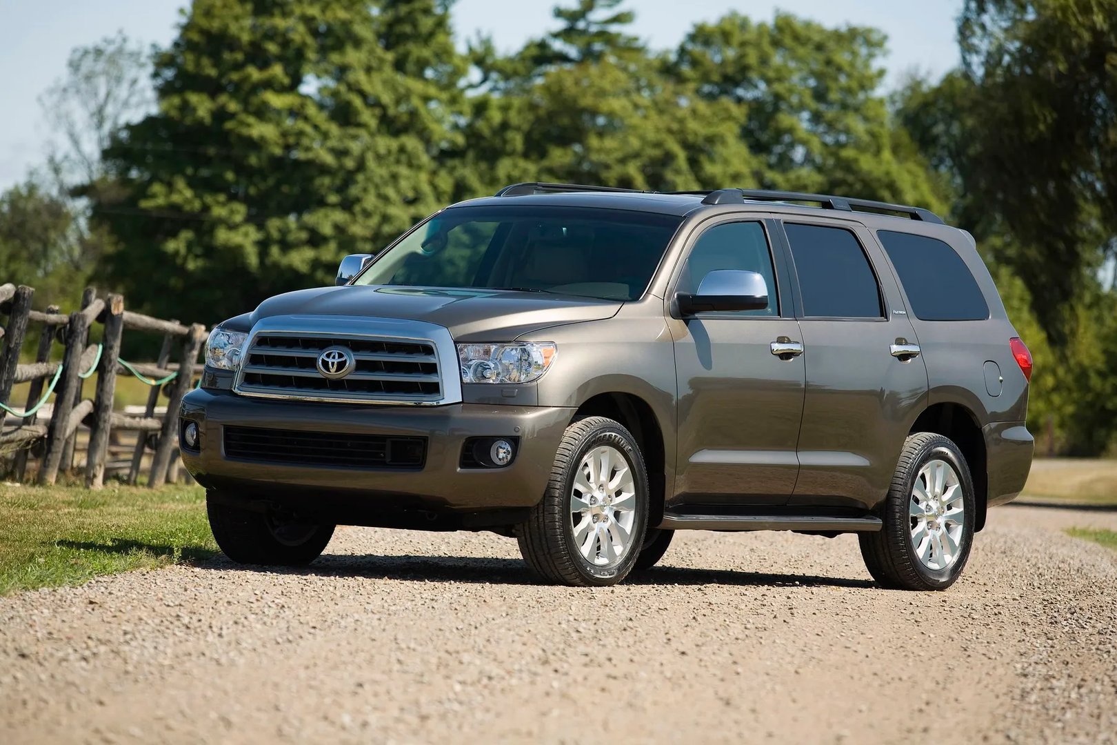 Toyota_Sequoia_2_generation__SUV_5-doors__10.jpg