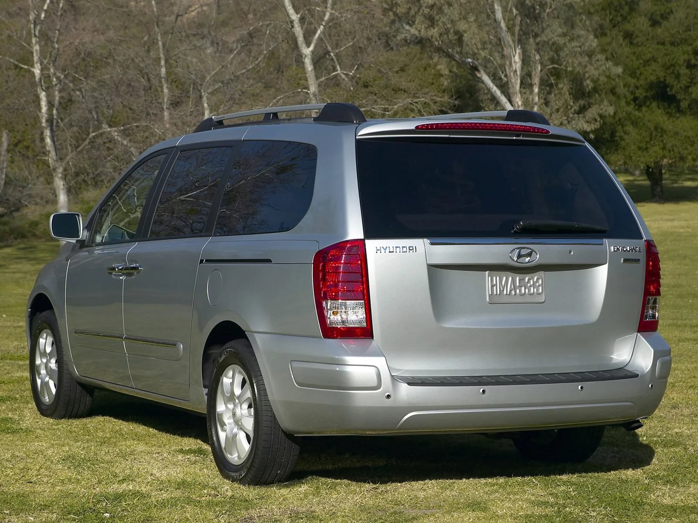 Hyundai_Entourage_1_generation__Minivan__1.jpg