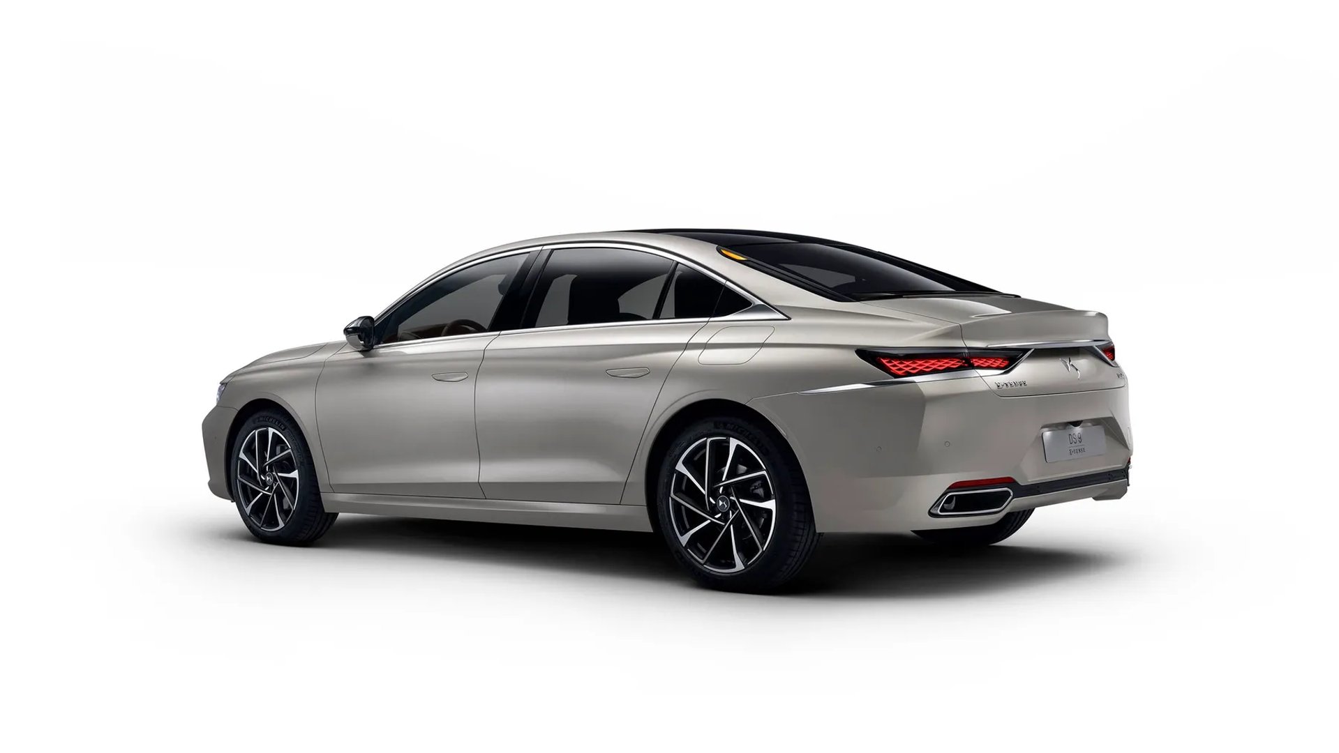 DS_9_1_generation__Sedan__3.jpg