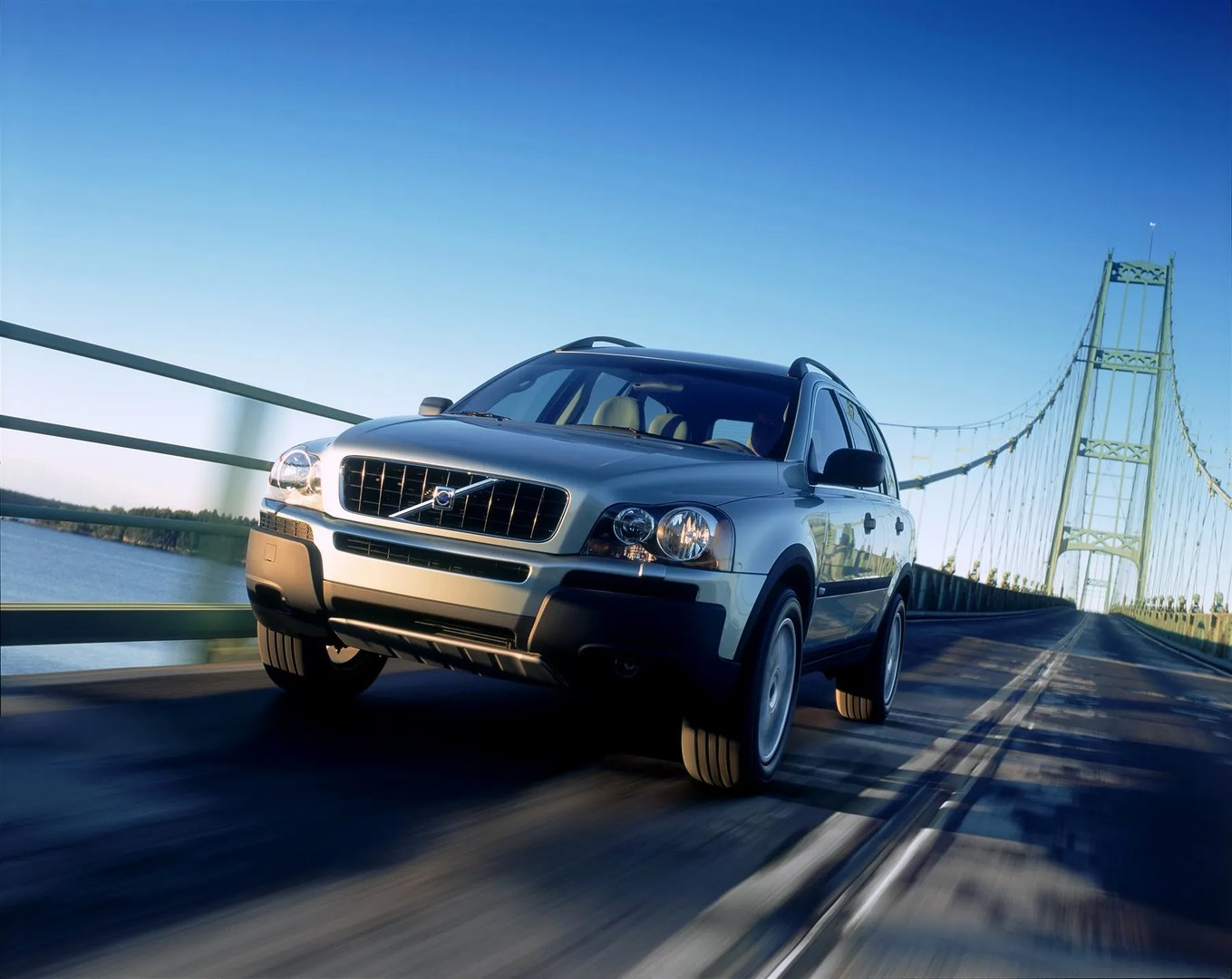 Volvo_XC90_1_generation__SUV_5-doors__3.jpg