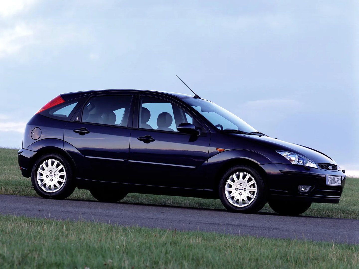 Ford_Focus_1_generation_restyling__Hatchback_5-door__4.jpg