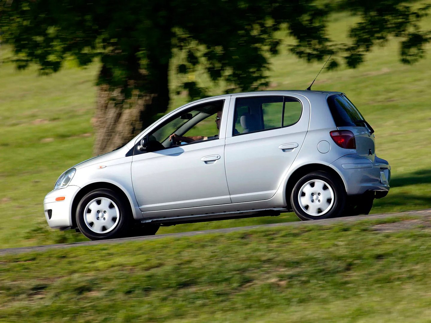 Toyota_Echo_1_generation__Mini_5-doors__5.jpg