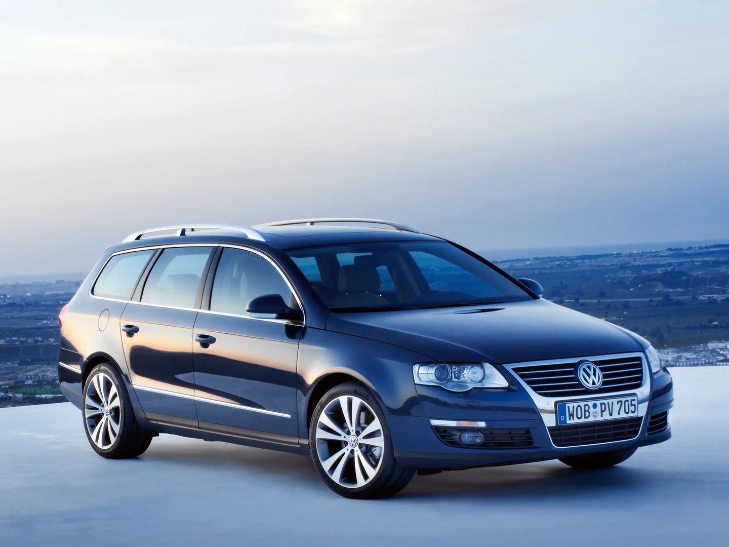 Volkswagen_Passat_6_generation__Estate_5-door__10.jpg