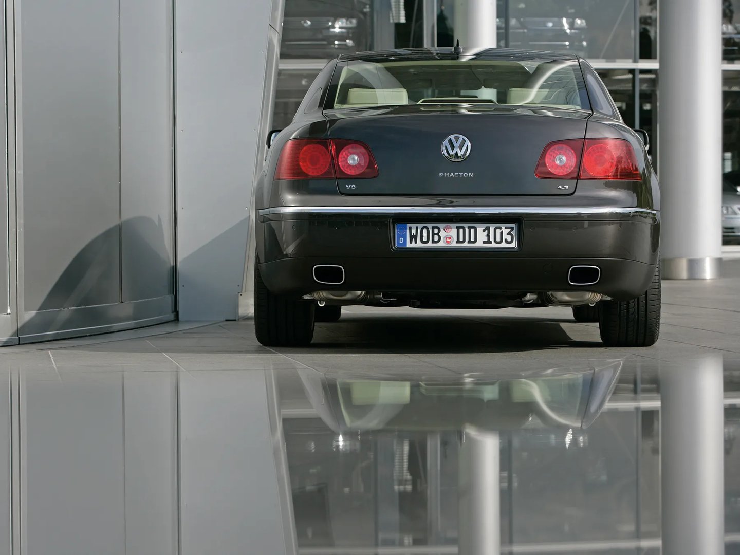 Volkswagen_Phaeton_1_generation_restyling__Sedan__6.jpg