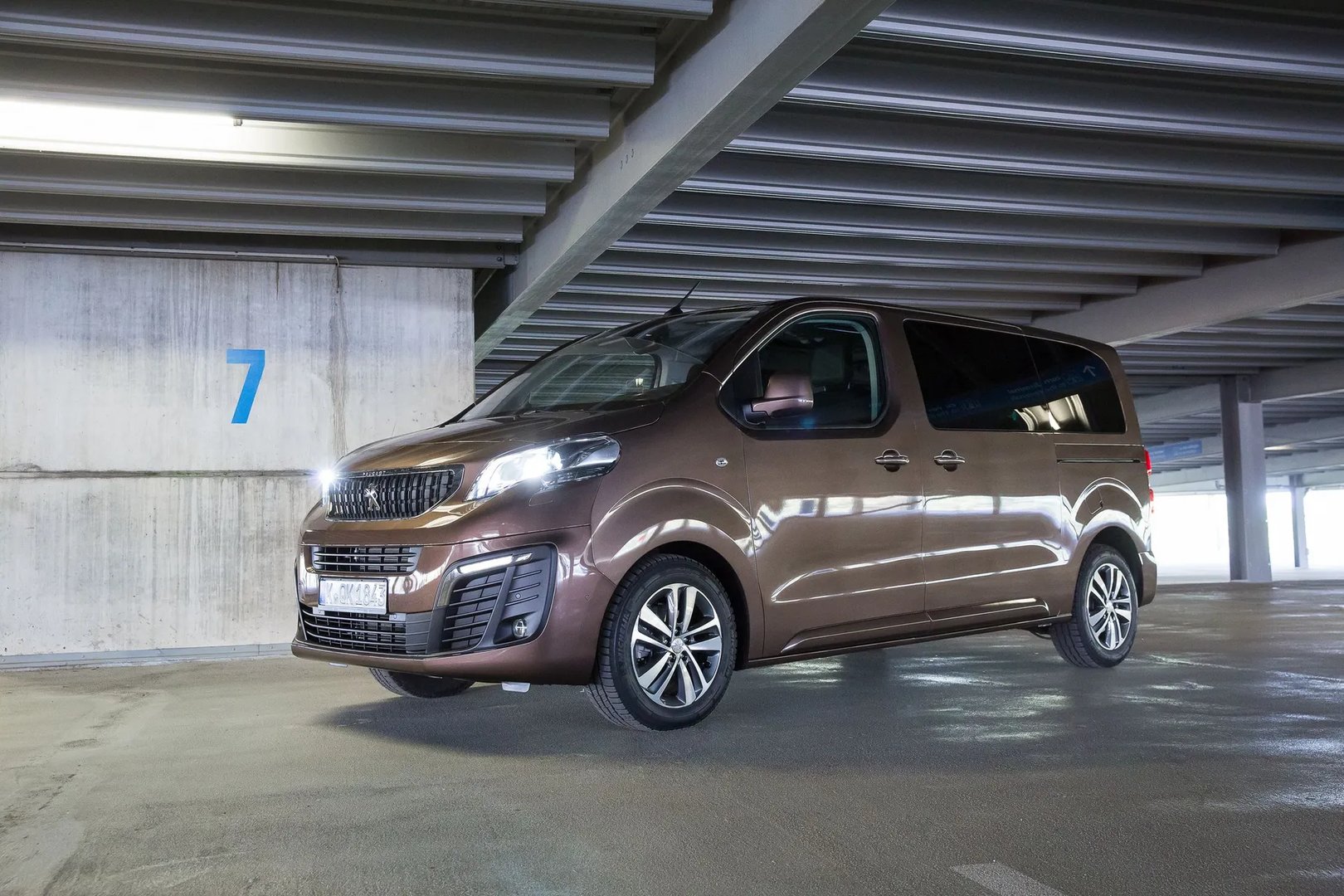 Peugeot_Traveller_1_generation__Minivan__6.jpg
