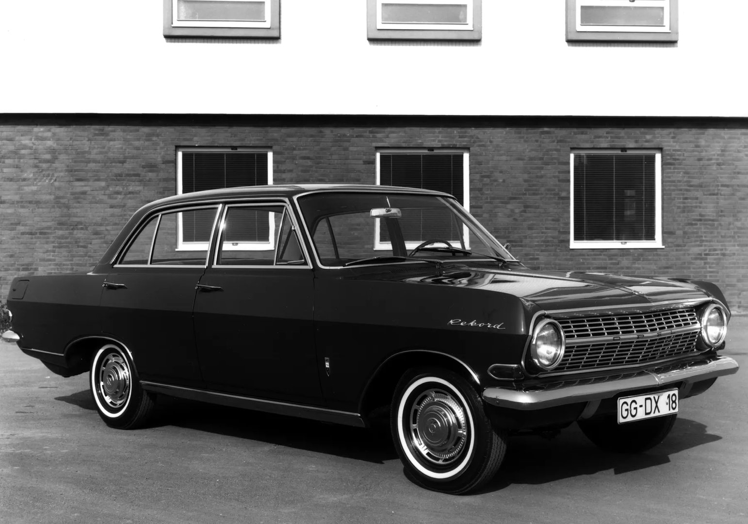Opel_Rekord_1_generation__Sedan__3.jpg