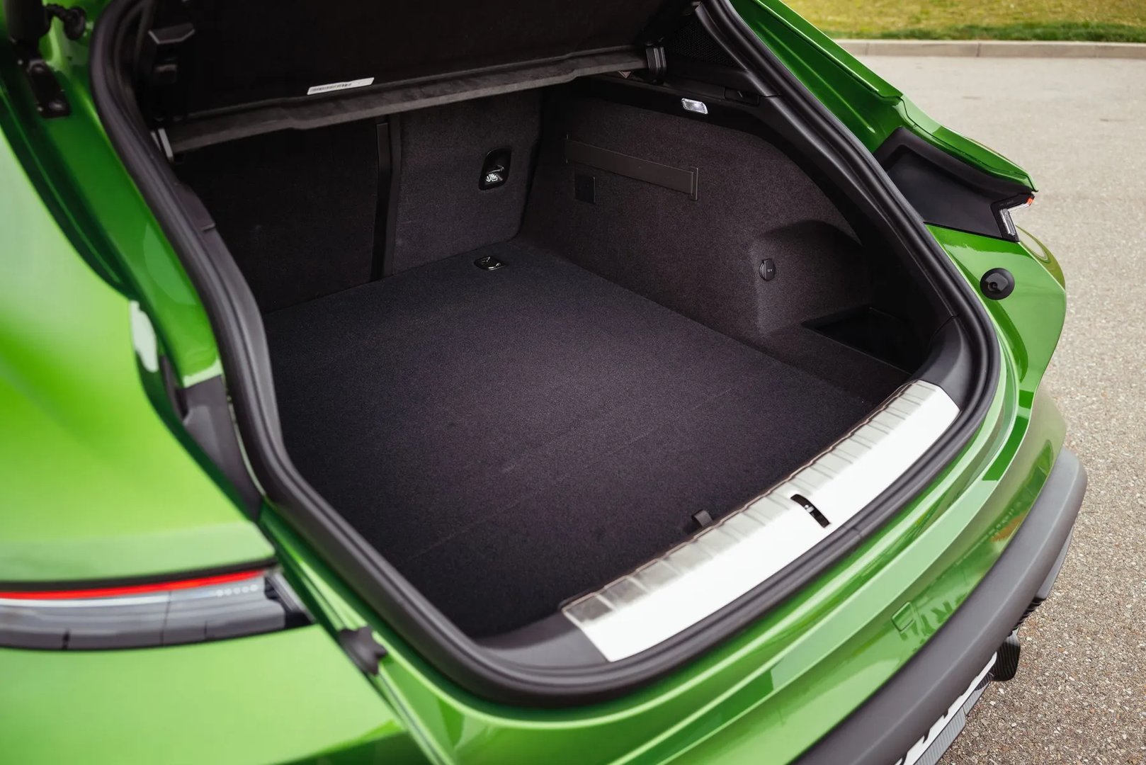 Porsche_Taycan_1_generation__Estate_5-door__12.jpg
