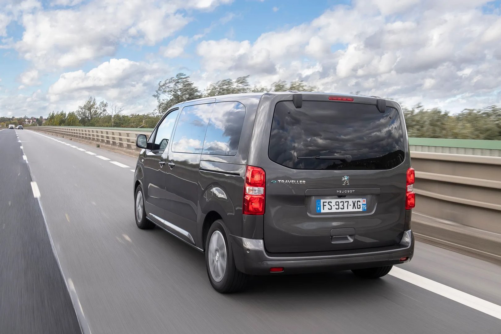 Peugeot_e-Traveller_1_generation__Minivan_Long__6.jpg