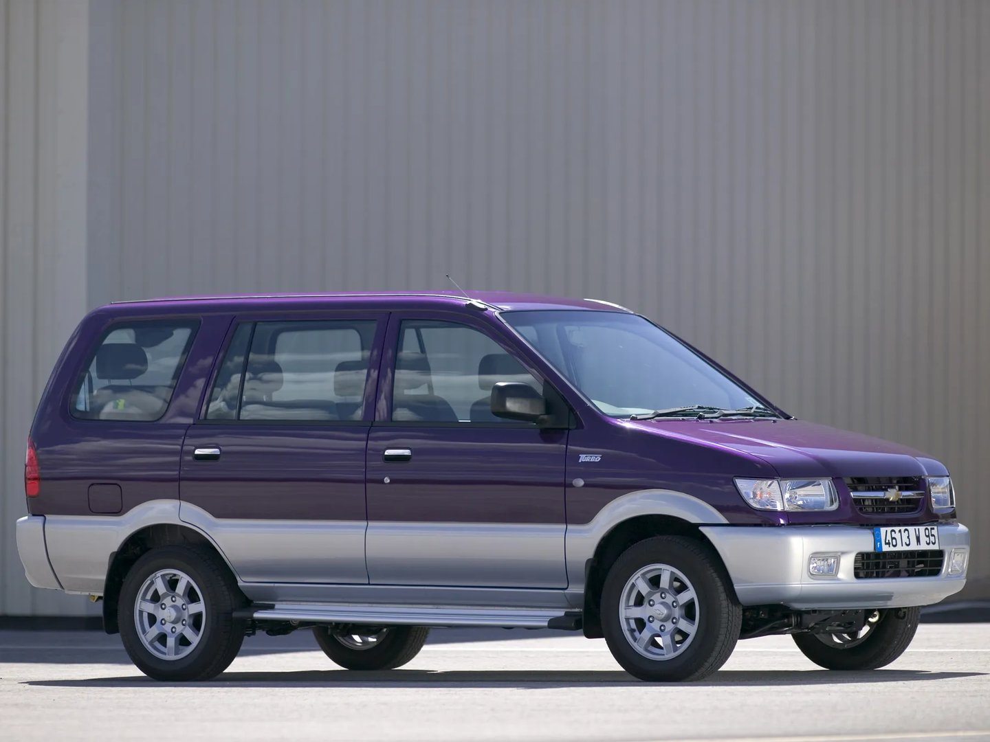 Chevrolet_Tavera_1_generation__Compact_Van__2.jpg