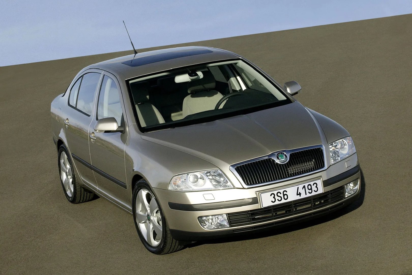 Skoda_Octavia_2_generation__Liftback__12.jpg