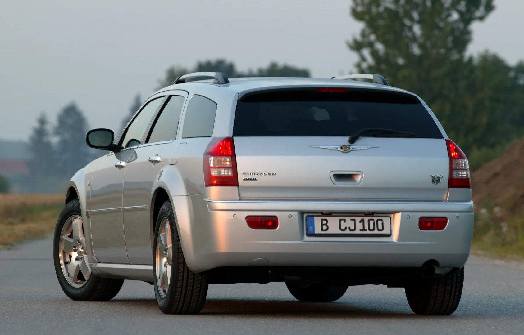 Chrysler_300C_1_generation__Estate_5-door__10.jpg