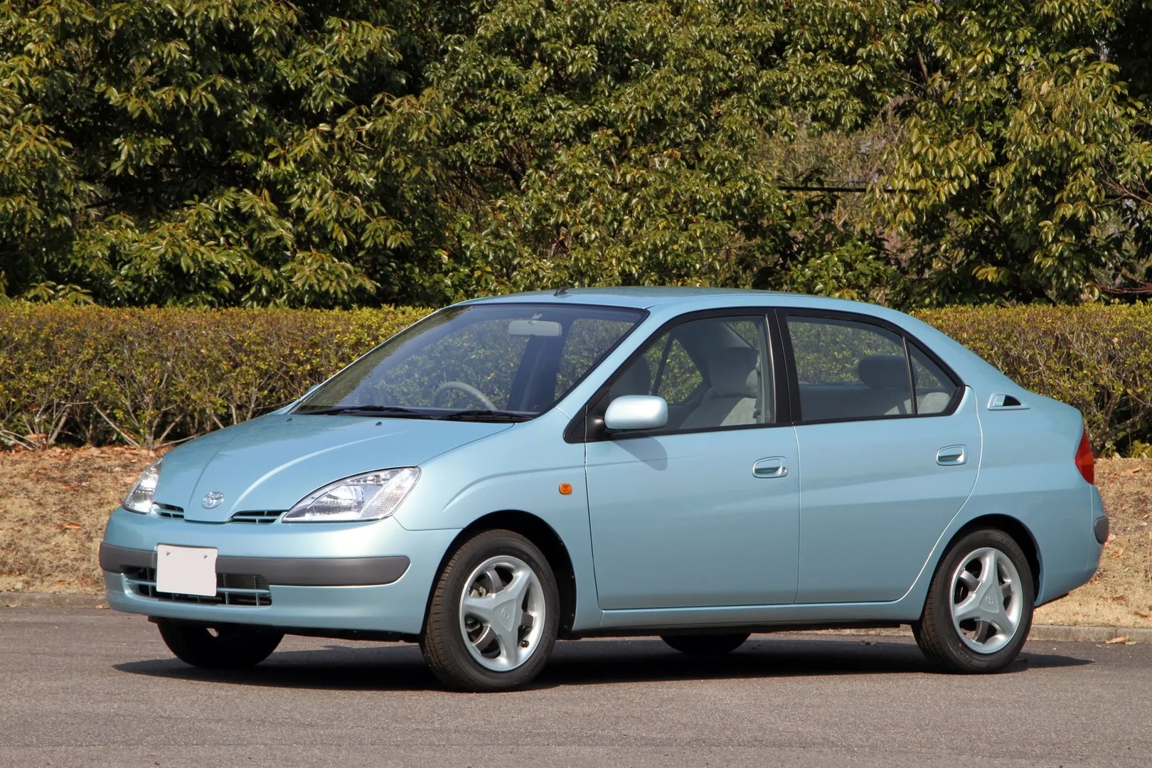 Toyota_Prius_1_generation__Sedan__5.jpg